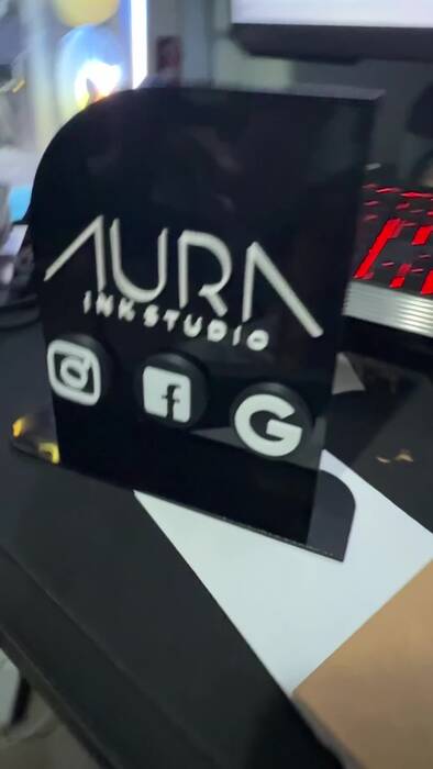Aura Ink Studio — hablador acrílico con NFC