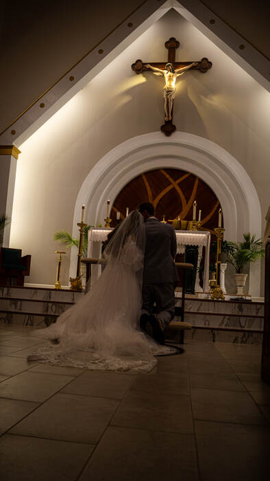 Fotografía de bodas — momento de oración en el altar