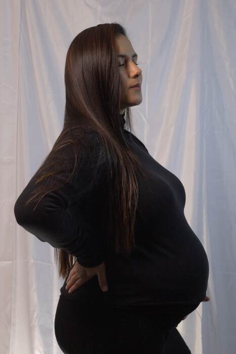 Sesión de maternidad — retrato de perfil